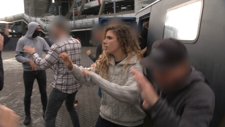 Rachel valt binnen | Hooligans arresteren